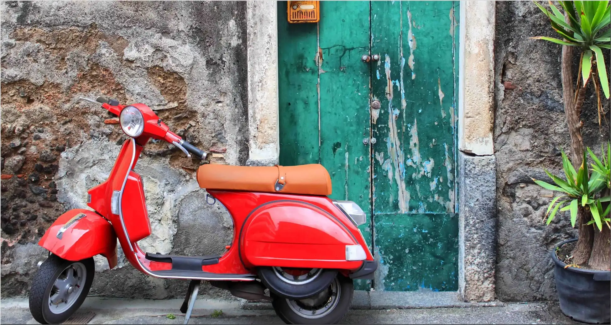 Rote Vespa Vor Grüner Haustür Rote Vespa Vor Grüner Haustür