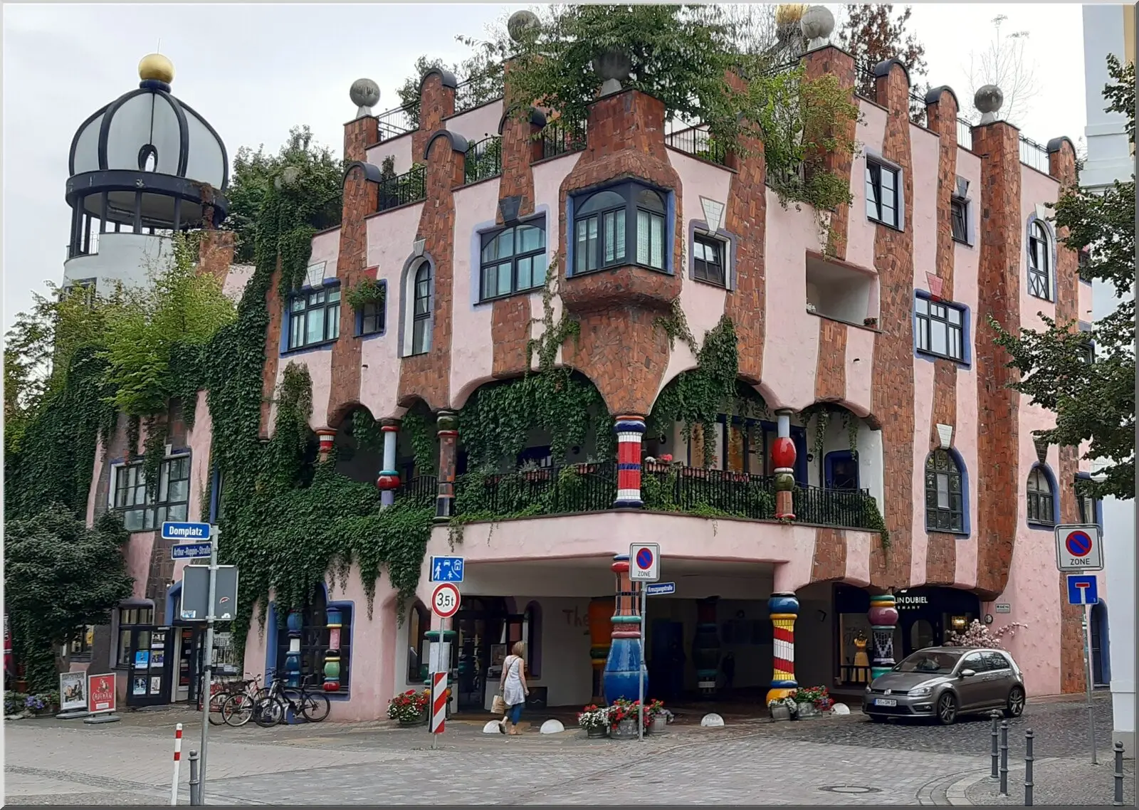 Postkarte mit Hundertwasserhaus rosa Künstler Magdeburg A6 Postkarte mit Hundertwasserhaus rosa Künstler Magdeburg