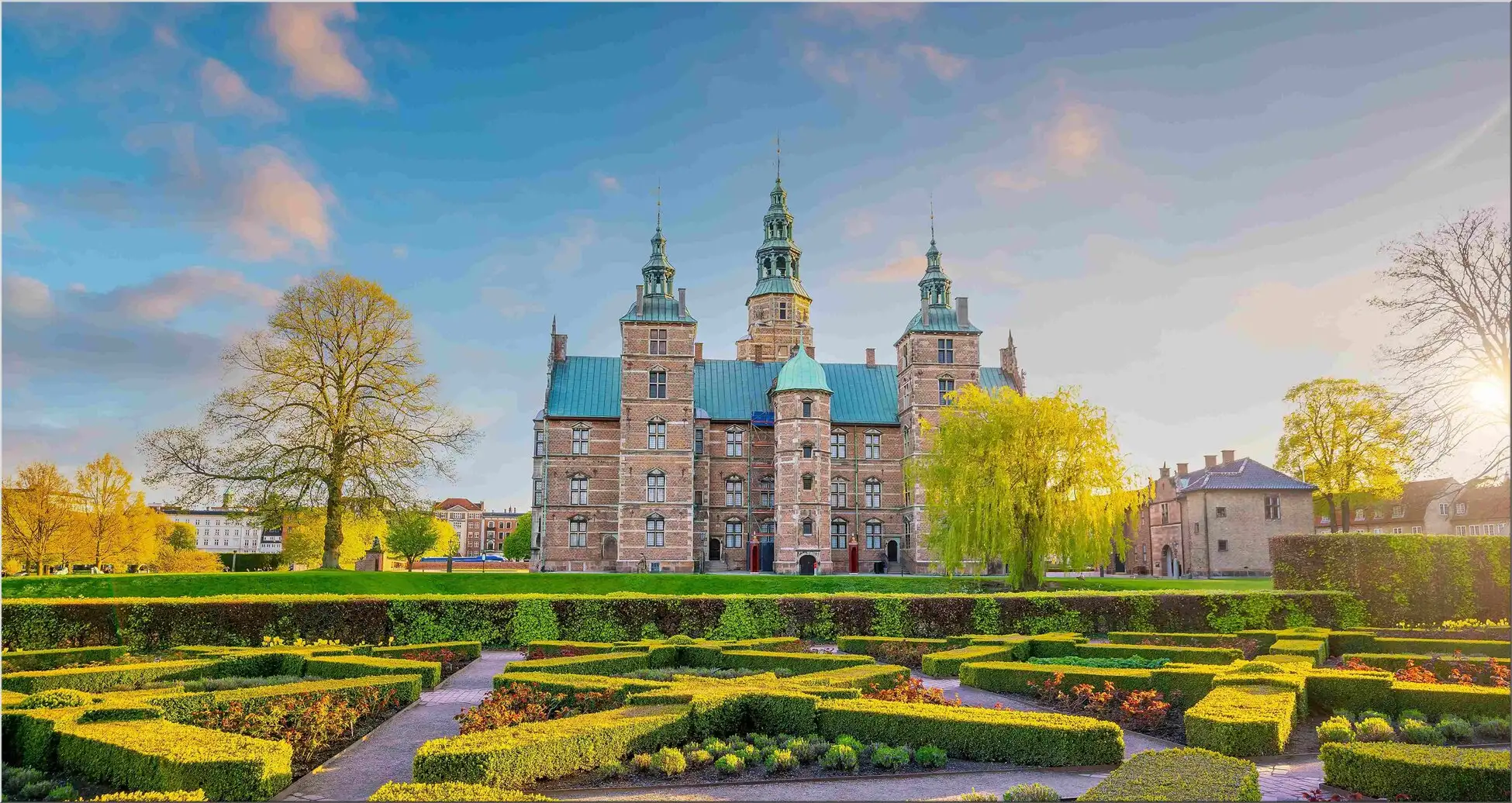 Park Mit Hecken Vor Schloss Mit Bäumen Und Himmel Park Mit Hecken Vor Schloss Mit Bäumen Und Himmel
